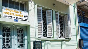 Un edificio con un letrero que dice 'Pousada & Hostel Bahia' y un número de contacto.