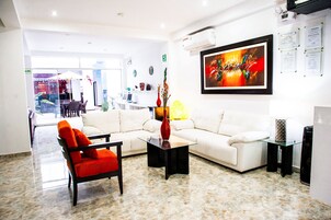 Televisión de pantalla plana de 42 pulgadas con canales por cable