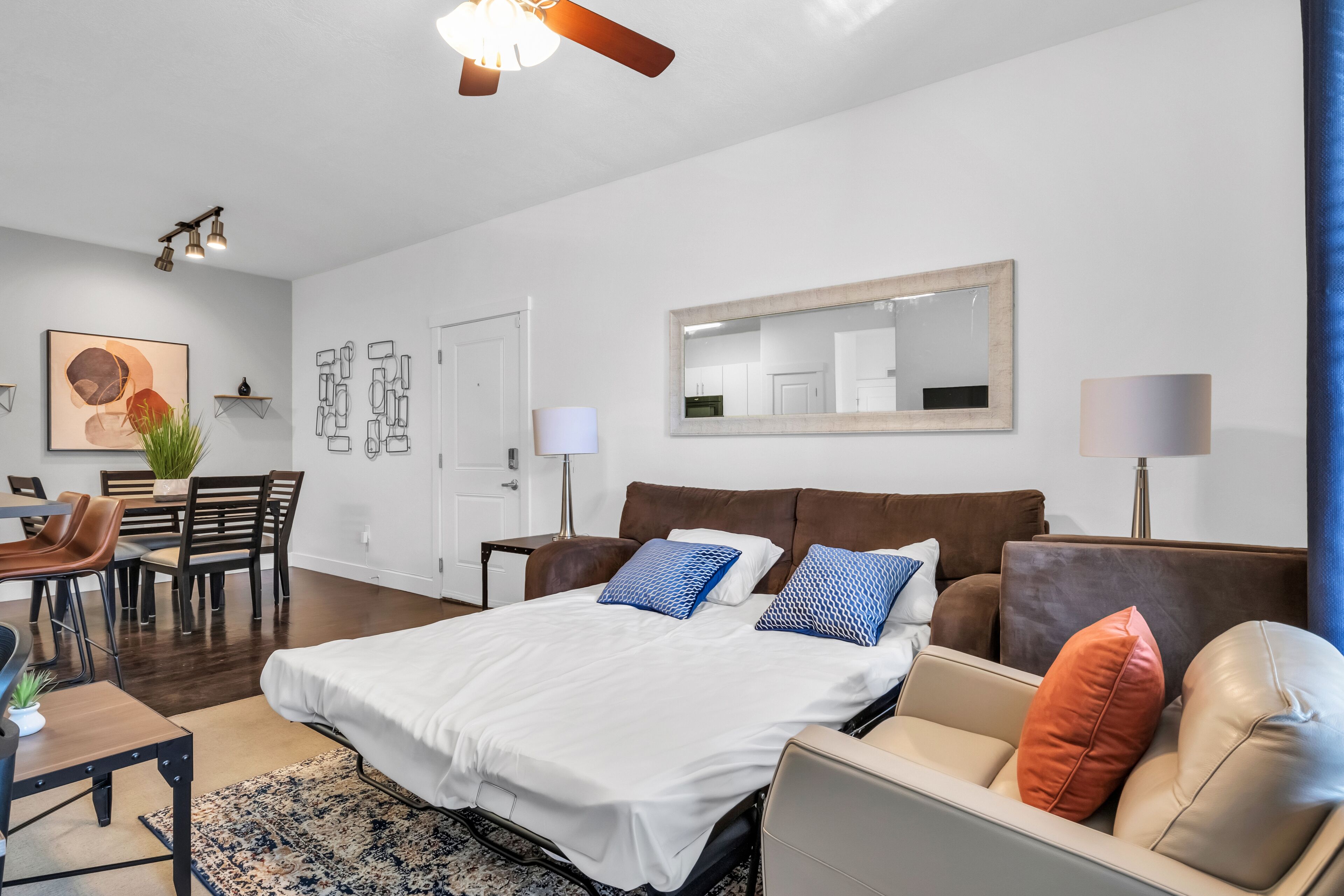 4K TVs ★Cali King Bed | Fast WiFi | Near Hospital