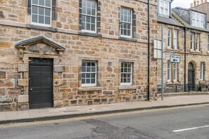 Exterior - 14 South Street - centrally located apartment sleeping up to 4 (St Andrews)