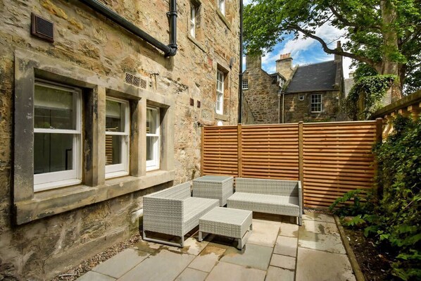 Terrace/patio - 14 South Street - centrally located apartment sleeping up to 4 (St Andrews)