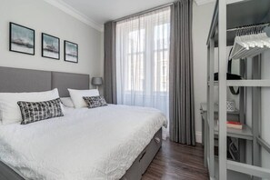2 bedrooms, internet, bed sheets - 14 South Street - centrally located apartment sleeping up to 4 (St Andrews)