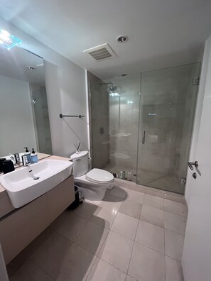Baignoire, baignoire à remous, bidet