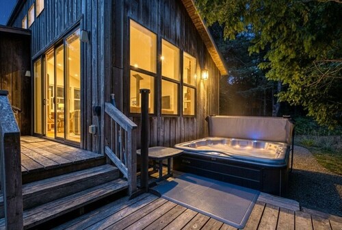 Bob Creek Cabin - across from Bob Creek Beach, Forest, hot tub