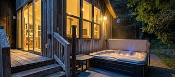 Bob Creek Cabin - across from Bob Creek Beach, Forest, hot tub