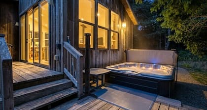 Bob Creek Cabin - across from Bob Creek Beach, Forest, hot tub