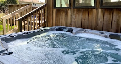 Bob Creek Cabin - across from Bob Creek Beach, Forest, hot tub