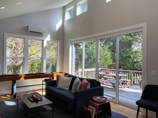 Televisie, een open haard, boeken en een printer