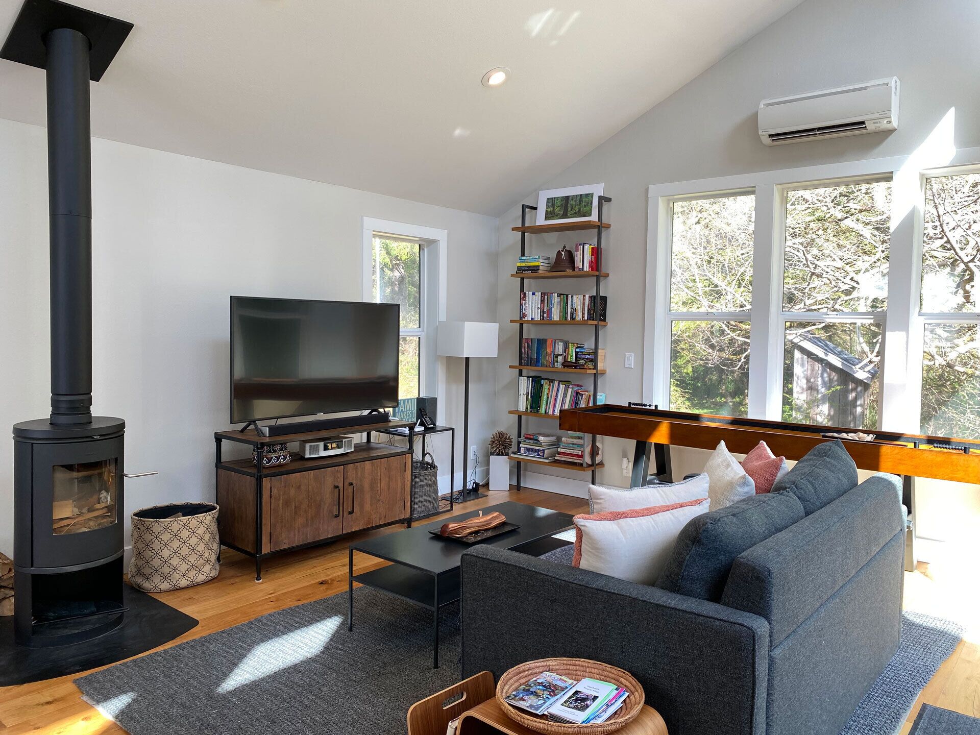 Bob Creek Cabin - across from Bob Creek Beach, Forest, hot tub