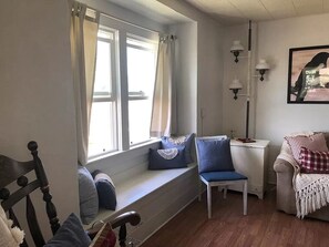 TV, DVD player - Cheyenne Cottage- pet friendly, near Northwest College (Powell)