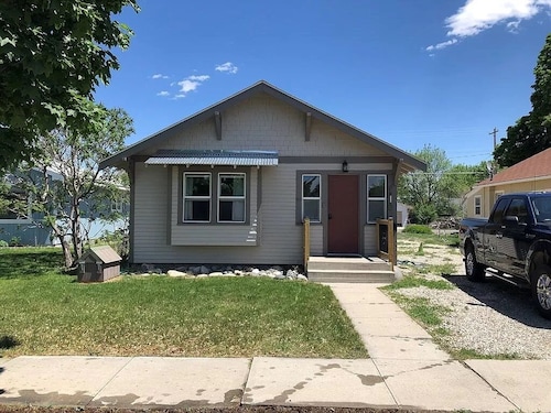 Cheyenne Cottage- Pet Friendly home, near Northwest College!