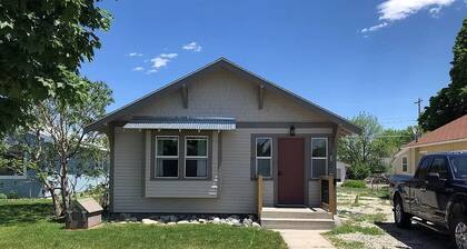 Cheyenne Cottage- Pet Friendly home, near Northwest College!
