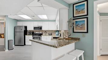 Kjøleskap, mikrobølgeovn, ovn og kokeplater