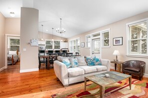 Smart-TV, Kamin, Tischtennisplatte, Bücher