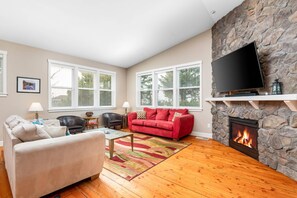 TV connectée, cheminée, table de tennis de table, livres