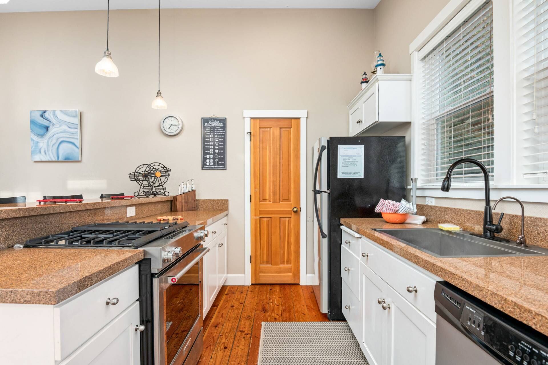 Outstanding Coastal Home, Open Floor plan, Pool Table, Ping Pong, Walk to Beach, 1 Mile to Casino