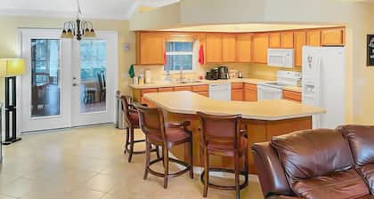 Peaceful Retreat with Lake Access