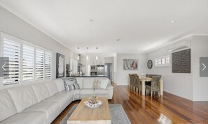 Una Smart TV, un reproductor de DVD, una mesa de tenis de mesa