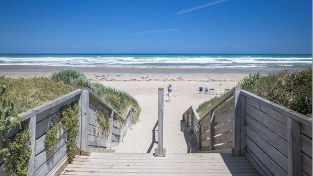 A wooden boardwalk leading to a beach with a clear view of the ocean. - Goolwa serenity, Great balcony, Modern, peaceful, water and attractions close by (Goolwa South)