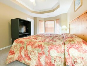 1 dormitorio, tabla de planchar con plancha, wifi y ropa de cama