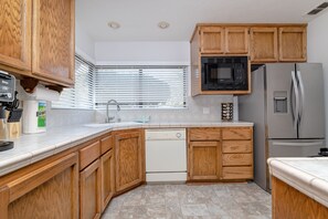 Jääkaappi, mikroaaltouuni, uuni, liesi