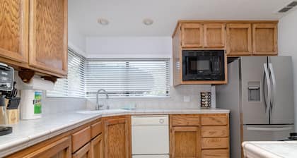 Warm and Sweet 3B2B house next to parks