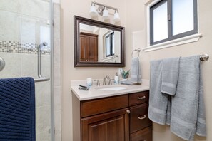 Ducha y bañera combinadas, secador de pelo, toallas y jabón