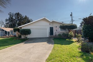 Exterior - Warm and Sweet 3B2B house next to parks (Elk Grove)