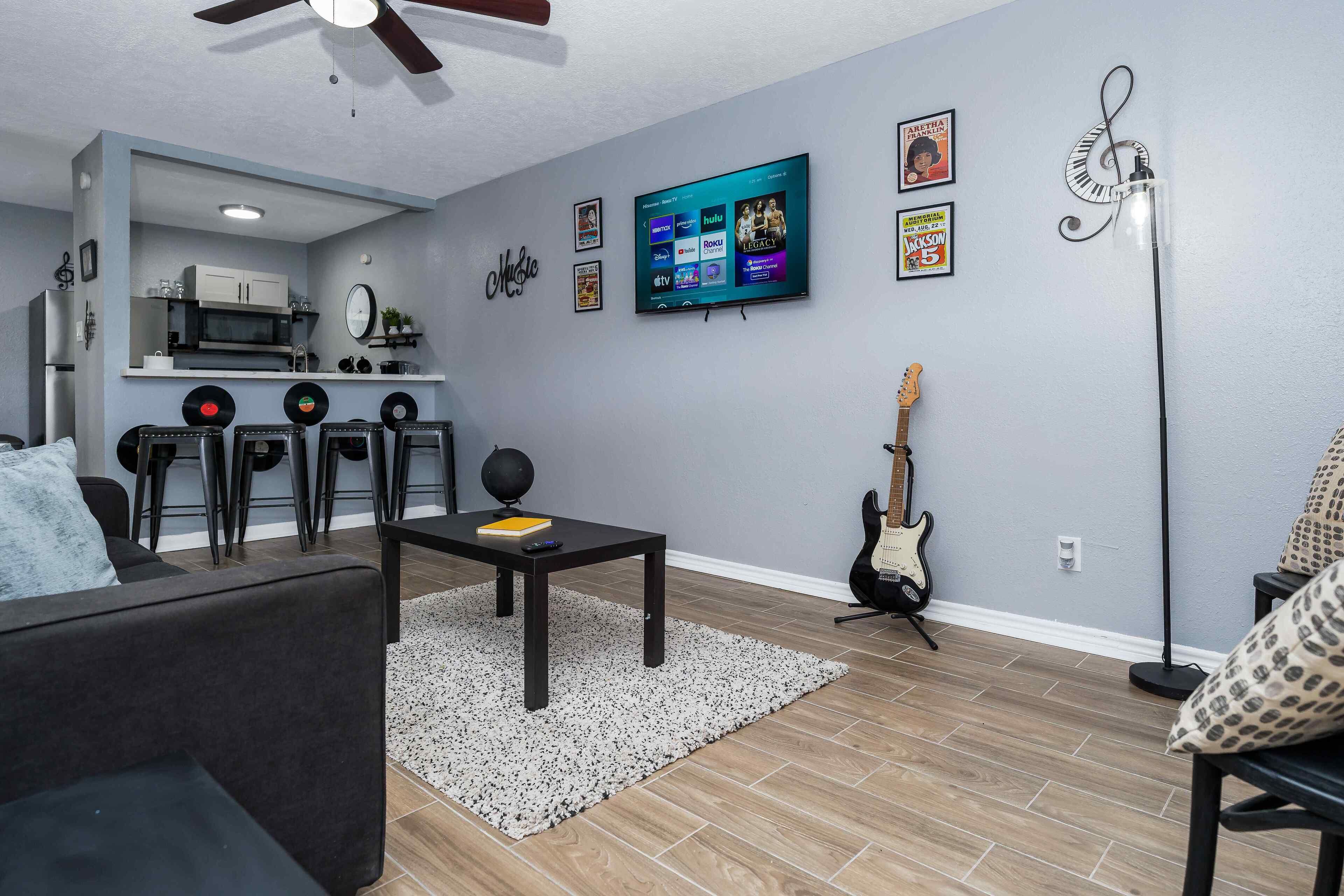 Musical Vibes near DWTN/Museums>>300 Mbps 50” TV