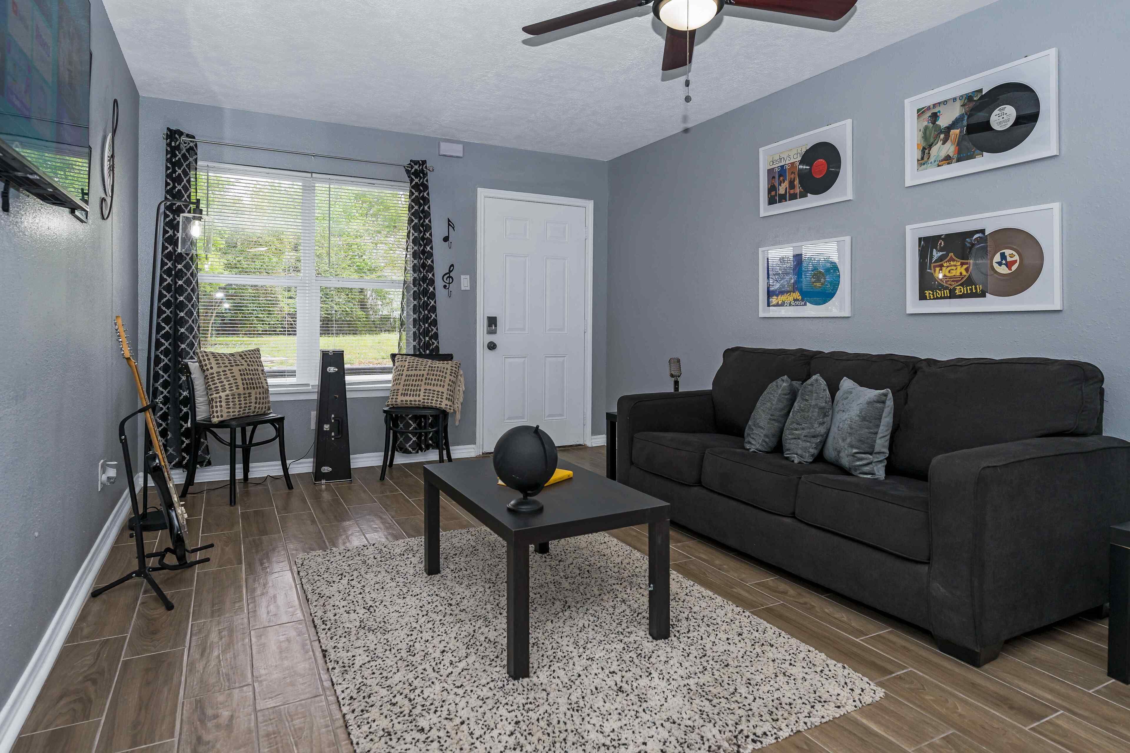 Musical Vibes near DWTN/Museums>>300 Mbps 50” TV