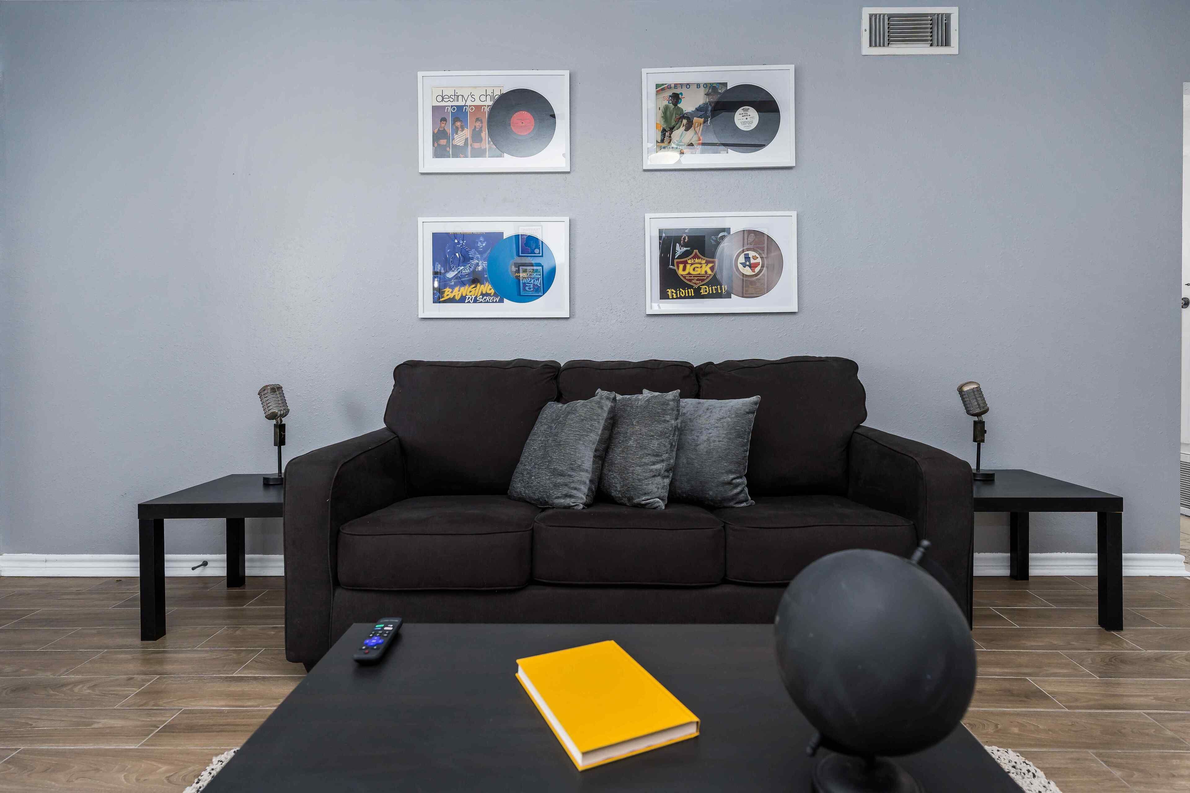 Musical Vibes near DWTN/Museums>>300 Mbps 50” TV