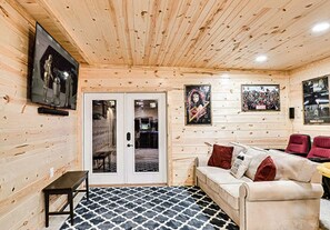 Smart-TV, Kamin, Videospiele, DVD-Player