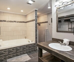 Combined shower/bathtub, jetted bath, hair dryer, towels