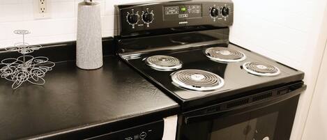 冷蔵庫、電子レンジ、オーブン、コンロ