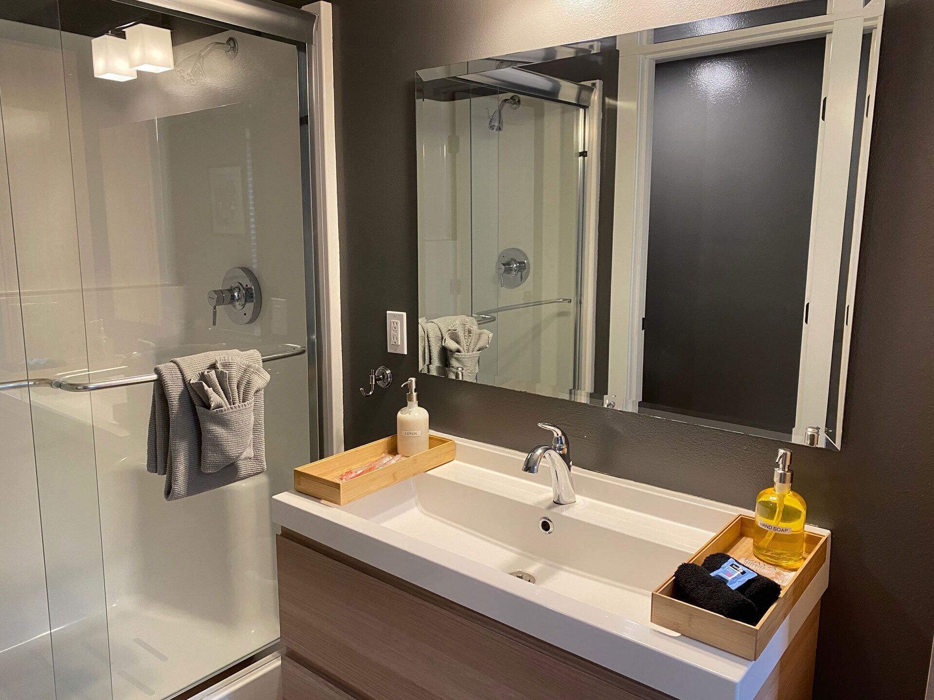 Baignoire, sèche-cheveux, bidet, serviettes fournies