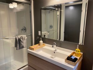 Banyera, assecador de cabells, bidet i tovalloles 