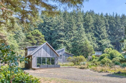 Bob Creek Studio - across from Bob Creek Beach, Forest.