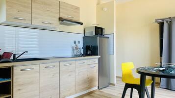 Fridge, microwave, oven, coffee/tea maker