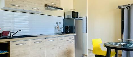 Kühlschrank, Mikrowelle, Ofen, Wasserkocher mit Kaffee-/Teezubehör