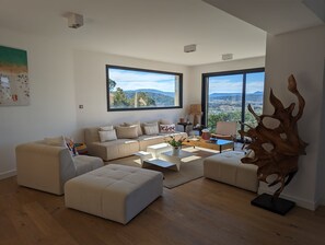 TV, stereo - Contemporary villa 5min St Tropez (Gassin)