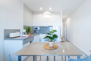 Een koelkast, een microgolfoven, een vaatwasser