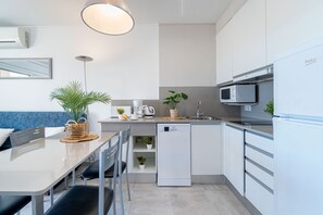 Réfrigérateur, micro-ondes, plaque de cuisson, lave-vaisselle