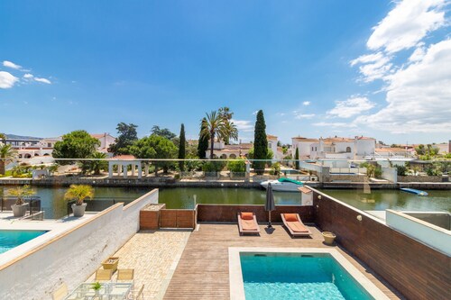 0106-LLOBREGAT Haus am Kanal mit Pool und Liegeplatz