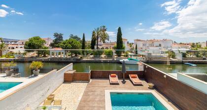 0106-LLOBREGAT Haus am Kanal mit Pool und Liegeplatz