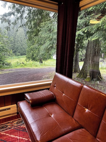 Interior. Historic Family Cabin Near Nisqually Entrance, Sleeps 3