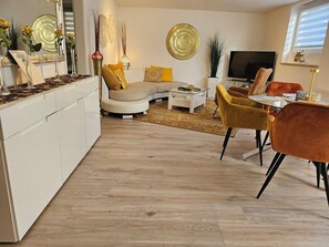 Smart TV, computer monitors, printers - Lounge 1 - Top apartment approx. 75sqm, parking at the house, all in (Koblenz)