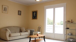 TV - Quiet house near beach and port, private parking (Saint-Pierre-d'Oléron)