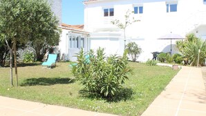 Property grounds - Quiet house near beach and port, private parking (Saint-Pierre-d'Oléron)
