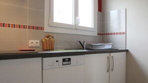 Fridge, microwave, oven, stovetop - Quiet house near beach and port, private parking (Saint-Pierre-d'Oléron)