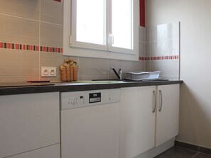 ثلاجة، ميكروويف، فرن، موقد طهي مسطح